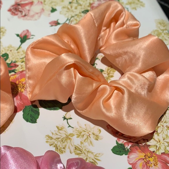 Pack of 3 scrunchies! - Picture 3 of 3